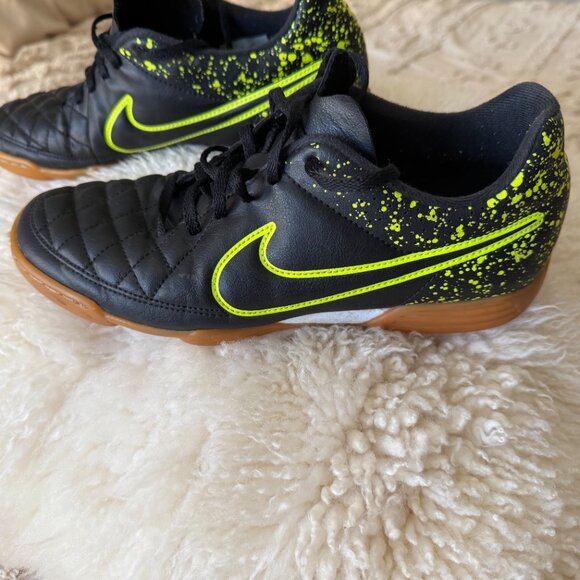 Nike Tiempo Indoor Soccer Shoes Black Volt Gum Sole Men’s 8.5 - Picture 7 of 7